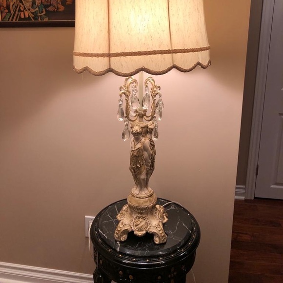 2 Belgian Crystal Table lamps with antique base . Very good condition. Used . - Picture 8 of 9